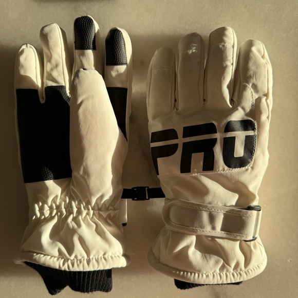 Ski Gloves - Picture 3 of 5